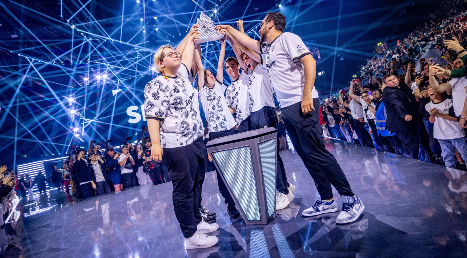 Тренер FlyQuest обвиняется в сексуальной зависимости от несовершеннолетнихnn